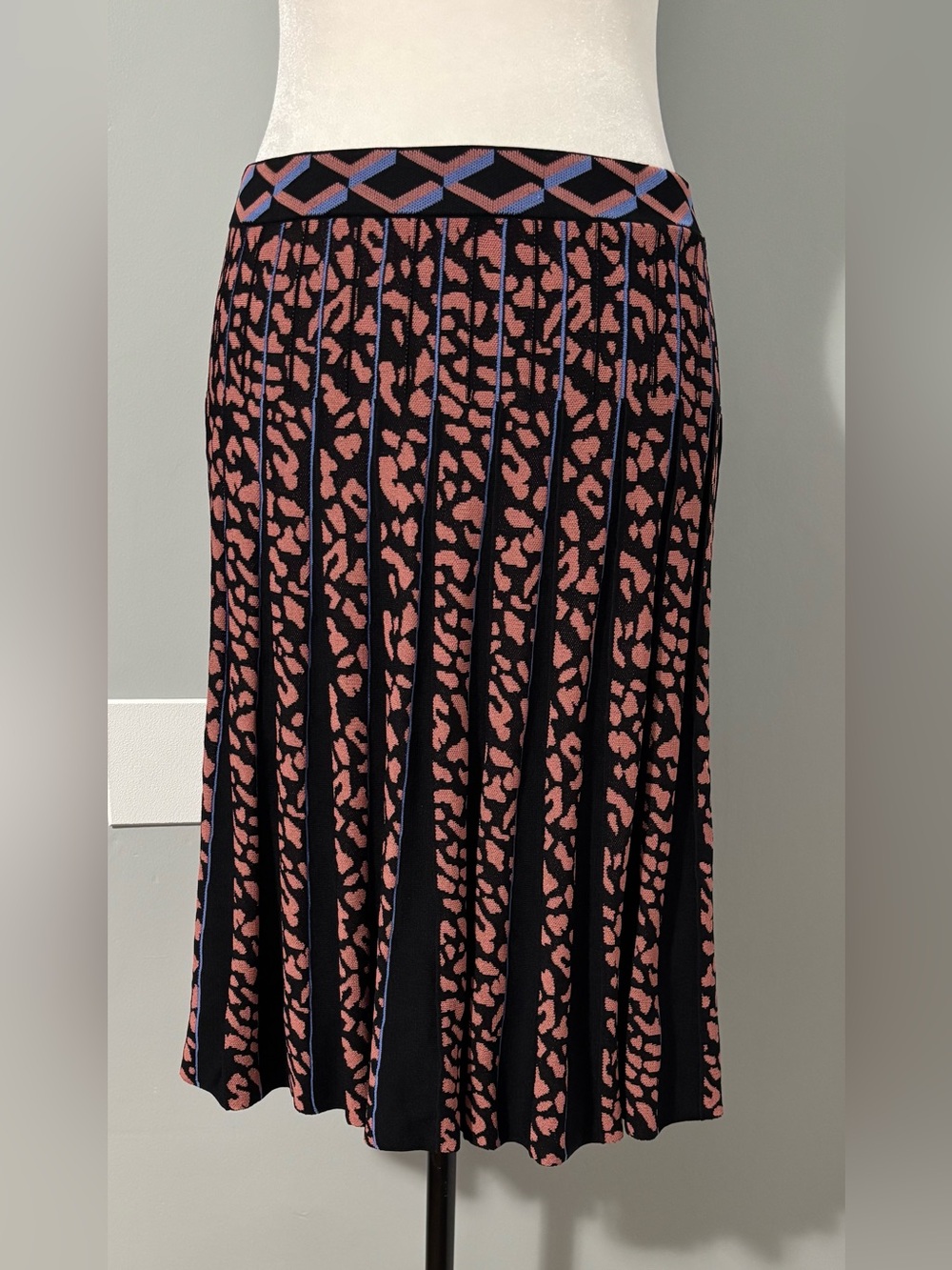 Diane Von Furstenberg Susan Pleated Skirt Navy and Pink Patterned Size S